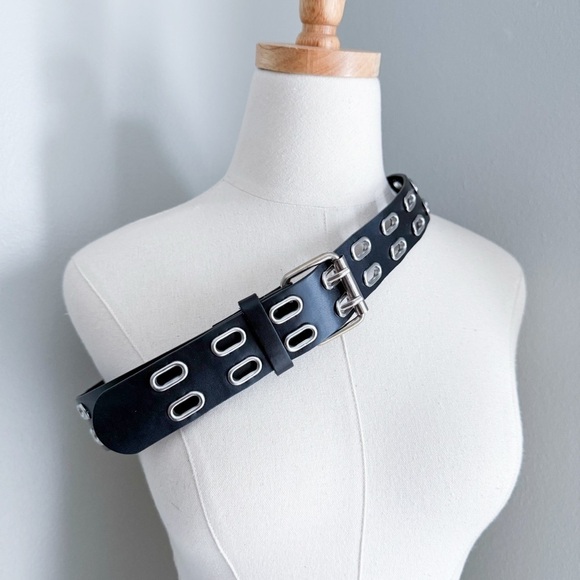 NWOT Hot Topic Black Double Row Oval Grommet Belt size medium 32-34 - Picture 1 of 3